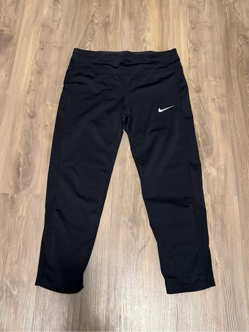 Nike Black Women's Cropped Leggings with Swoosh